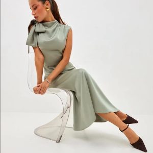 Elegant Green Silk Dress With Bow Detail For